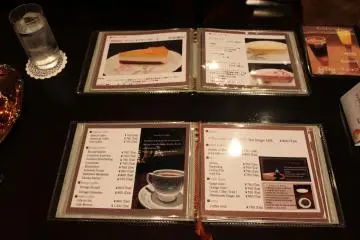 Menu yang tampak mewah penuh dengan kopi dan makanan penutup yang lezat
