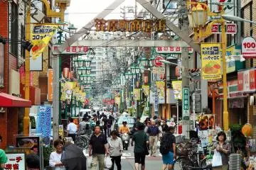 <p>A number of lively shotengai make up the area around Hatanodai Station.</p>