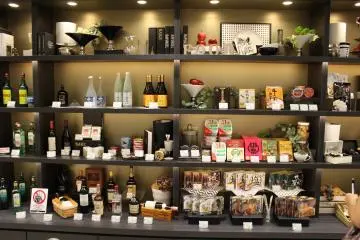 <p>Hay toda clase de premios para canjear, muchos enfocados a los turistas. Hay algunos art&iacute;culos de comer y beber pero tambi&eacute;n hay electr&oacute;nicos, ropa y mucho m&aacute;s</p>