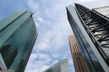 <p>Los fant&aacute;sticos edificios de alrededor</p>
