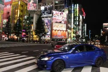<p>Shiny cars complementing the shiny buildings&nbsp;</p>