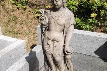 <p>Le cimeti&egrave;re est aussi le lieu de r&eacute;sidence de statues Bouddhistes&nbsp;</p>