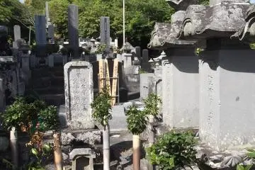 <p>Plus de pierres tombales dans le cimeti&egrave;re</p>