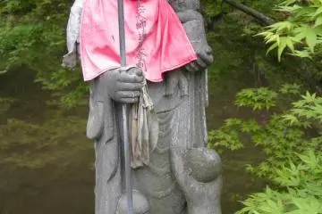 Jizo bodhisattva with children
