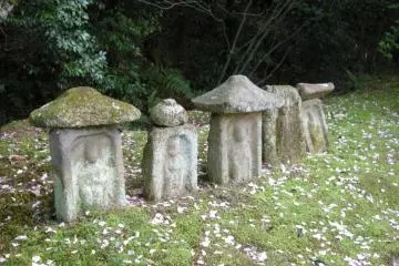 Jizo bodhisattva statues