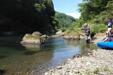 <p>We pulled in on the far shore where he brewed some campfire coffee and chatted with the other&nbsp; people&nbsp;on this tour.</p>