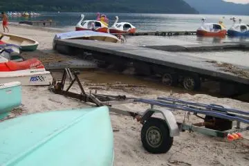 มีเรือเช่าหลายแบบให้คุณได้พายเรือเล่นชมทะเลสาบ
