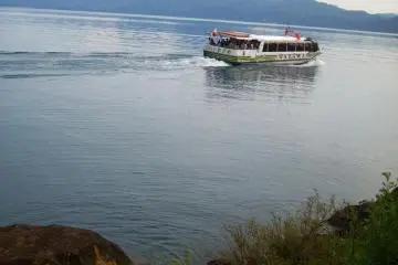 หรือถ้าคุณขี้เกียจพายเรือ ก็เลือกขึ้นเรือล่องชมทะเลสาบแทน