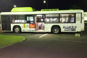 JR 다카마쓰 8번 정류장과 히가시 다카마쓰 항 사이의 셔틀버스가 1대 있다. 야간 여객선 운행 버스는 JR 타카마쓰에서 자정에 출발한다.
