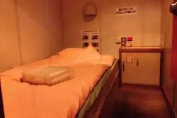 단순하지만 비좁은 싱글 룸으로, 작은 캐비닛이지만 전기 충전 시설이 없다. 메인 데크에는 전기 충전할 수 있는 곳이 있다.