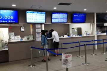 고베 매표소는 미야자키와 다카마츠/쇼도시마 여객선이 함께 운행하고 있으니 올바른 카운터에서 대기하고 있는지 확인하시길 바란다.