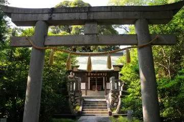 <p>Across from the castle is a subsidiary jinja of Nikko's Toshogu Shrine.</p>
