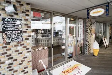 <p>Caf&eacute;&nbsp;Passage is actually a bakery, and fresh breads come steaming hot out of the oven every few hours. Does this count as handicraft too?</p>
