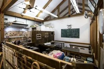 <p>Classes for making small trinklets are available in some of the shops as well. Behind the main shop lies this classroom from making glass/jewellery neckclases.</p>
