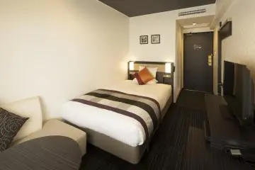 Everything you'll need for a worry-free stay in Osaka. There is a fridge, TV, electronic safe, loads of power plugs and of course, free wifi.