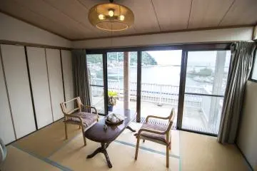 <p>Ai-je mentionn&eacute; le balcon? Bien. Vous pouvez pour d&eacute;tendre en savourant l'air marin venu de l'ext&eacute;rieur ou simplement appr&eacute;cier la vue depuis l'int&eacute;rieur chaleureux de la chambre.</p>