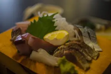 <p>Etant un port de p&ecirc;che, des sashimis frais sont servis aux repas au Fukuma-kan. Je ne connais pas toutes les vari&eacute;t&eacute;s, mais le go&ucirc;t est absolument divin.</p>