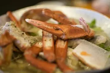 <p>CRABE&nbsp;! J'ai eu deux crabes pour le d&icirc;ner, imaginez un peu &ccedil;a, deux crabes. Le crabe a seulement l&eacute;g&egrave;rement assaisonn&eacute; et l'umami suintait &agrave; chaque bouch&eacute;e.</p>