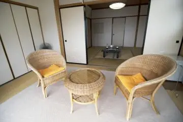 <p>Les chambres de Fukuma-kan sont&nbsp;a&eacute;r&eacute;s (gr&acirc;ce &agrave; la brise maritime), bien meubl&eacute;es et confortable.&nbsp;</p>