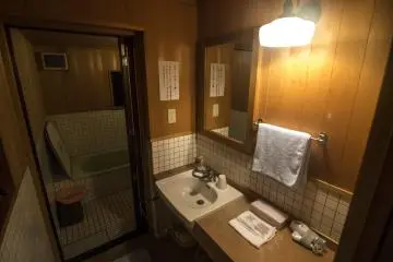 <p>La salle de bain est vraiment&nbsp;tr&egrave;s grande, avec une douche s&eacute;par&eacute;e du reste. C'est une atmosph&egrave;re particuli&egrave;re avec la lumi&egrave;re tamis&eacute;e de la pi&egrave;ce et le son des vagues lorsque vous barboter dans le bain.</p>