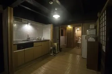 <p>La cuisine, ainsi que la salle de bain et les toilettes. Cette annexe est au del&agrave; de toutes esp&eacute;rances. J'ai eu du mal &agrave; me rappeler que j'&eacute;tais bien dans un ryokan.</p>