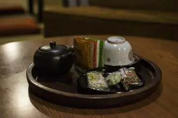 <p>Un assortiment de goodies et un th&eacute; pour vous souhaiter la bienvenue dans l'annexe, une des choses qui vous rappellent que finalement, vous &ecirc;tes quand m&ecirc;me bien dans un ryokan.</p>