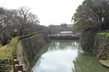 <p>คูน้ำของปราสาทฮิเมจิ (Himeji)</p>