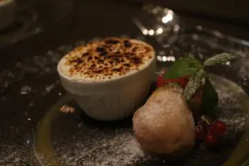 <p>A dessert of fig and frozen yogurt</p>