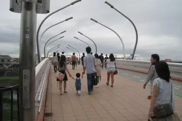 <p>To get there, walk across the Kamoike Bridge and over the Tsurumi River...</p>