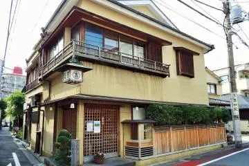 <p>The Yoshidaya is a fantastic soba restaurant that originally opened in 1856. It sits along the old Tokaido Highway, just around the corner from the shotengai.</p>