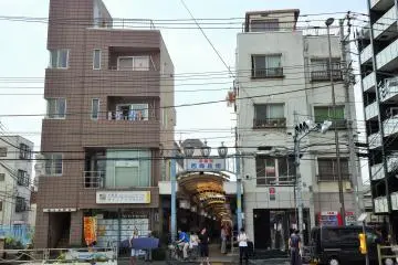 <p>On the other side of National Highway 1 from the station is the Tachiaigawa Nishi Shotengai.</p>