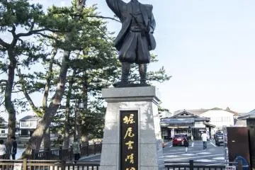 <p>The many statues around the city commemorates the many illustrious and benevolent rulers of Matsue. This particular statue is dedicated to Lord Horio Yoshiharu, who oversaw the building of Matsue Castle.</p>
