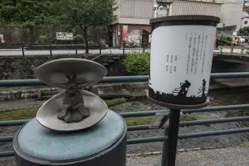 <p>Artistic sculptures have been placed all over Tamatsukuri Onsen.</p>