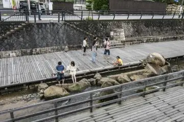 <p>The other Ashi-no-yu in Tamatsukuri Onsen. Note that the water actually spouts from the spring reservoir, and you are not actually dipping your feet into Tamayu-gawa, which is actually ice-cool!</p>