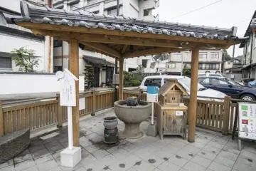 <p>This is just one of many such mini-springs, where one can ladle up piping hot onsen water to cleanse their skin. Notice the wooden cabinet next to the mini-spring, spray bottles (think plastic perfume bottles) are available for you to bring the water back home for use when you leave Tamatsukuri Onsen.&nbsp;</p>