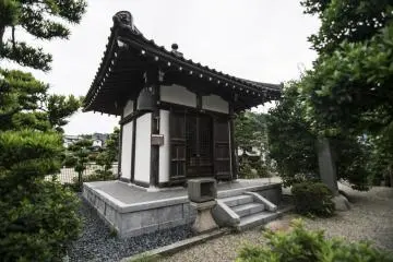<p>This building is dedicated to the founding of Tamatsukuri Onsen, and sits near the original hot spring where the hot water was first found gushing out of the ground.</p>
