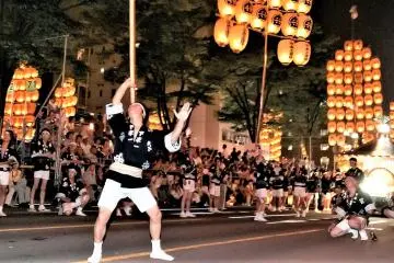 Sea of spectators mesmerized by the fine balancing act of the performer (Photo: <a href="https://www.flickr.com/photos/yoandmi/4892661665" target="_blank" rel="noreferrer noopener nofollow">Yo3up</a> / <a href="https://creativecommons.org/licenses/by-nc-sa/2.0/" target="_blank" rel="noreferrer noopener nofollow">CC BY-NC-SA 2.0</a>)