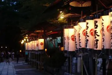 <p>Lampion yang menyala ketika senja tiba membuat suasana sangat indah disekeliling kuil</p>