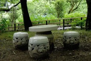 <p>Small table and chairs made of pottery</p>