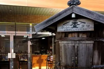 ทางเข็าร้านนั้นอยู่ด้านหลังของถังหมักอันที่สอง