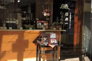มีผลิตภัณฑ์ของบริษัทจัดแสดงอยู่ในร้านอีกด้วย