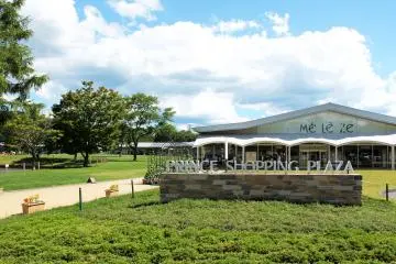 <p>The shopping plaza is beautiful on a sunny day</p>