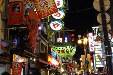 <p>ปลาปักเป้าตัวใหญ่แขวนอยู่เหนือร้าน Zuboraya</p>