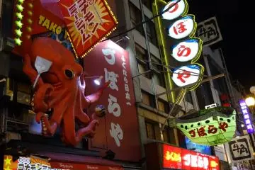 <p>ปลาหมึกยักษ์ของร้าน Dotonbori Kukuru Honten ประชันกับปลาปักเป้าของร้าน Zuboraya</p>