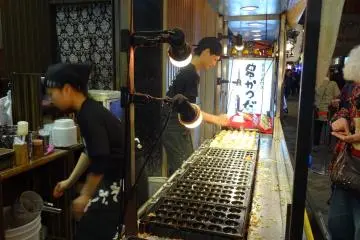 <p>ขนมทะโกะยะกิ (takoyaki) ขนมทรงกลม ที่ทำจากแป้ง น้ำ นม ไข่ และมีไส้ปลาหมึก มีอยู่กันหลายเจ้า</p>