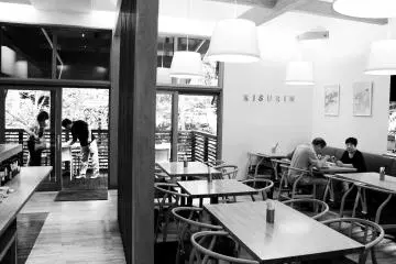 <p>ด้านในของร้านเก๋ไก๋และดูผ่อนคลาย</p>