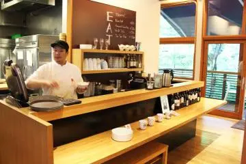 <p>พ่อครัวกำลังเตรียมข้าว</p>