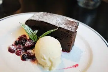 <p>정말 맛있었던 초콜렛 케이크</p>