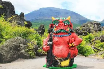 <p>A statue of an ogre much like the one who knocked off the boulders from the mountain, giving Onioshidashi its name</p>