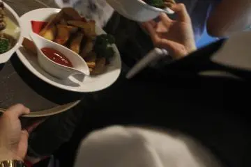 <p>Some of the food being held by the waiter.&nbsp;</p>